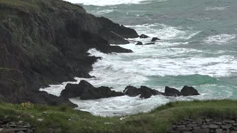 Irland-Dingle-Halbinsel-Wellen-Auf-Felsen