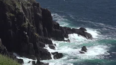 Irland-Dingle-Küstenwellen-Schlagen-Auf-Klippen-Zoom-Und-Schwenk