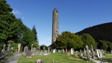 Irland-Glendalough-Keltisches-Kloster-Mit-Rundem-Turm