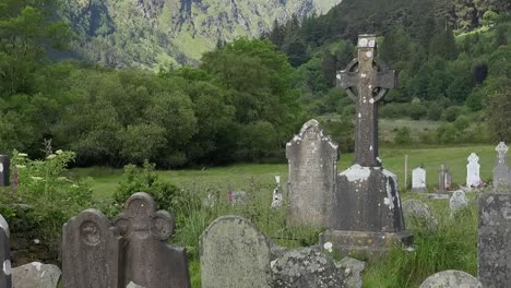 Irlanda-Cementerio-De-Glendalough-Y-Alta-Cruz-En-Montañas-Panorámica-Y-Zoom