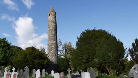 Irland-Glendalough-Klosterruine-Mit-Sonne-Und-Schatten-Schwenk-Und-Zoom