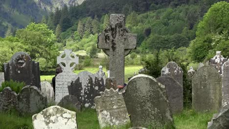 Irland-Glendalough-Klösterstätte-Mit-Friedhof-Und-Hochkreuz