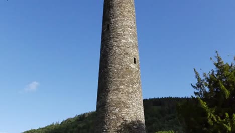 Irland-Glendalough-Rundturm-An-Der-Keltischen-Klosterruine-Kippen-Nach-Oben