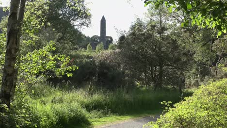 Torre-redonda-de-Irlanda-Glendalough-en-distancia