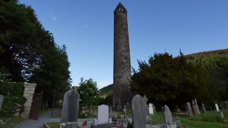 Torre-redonda-de-Irlanda-Glendalough-en-sombra