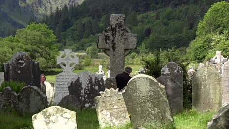 Irland-Glendalough-Mit-Friedhof-Und-Großem-Hochkreuz