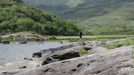 Irland-Killarney-National-Park-Mann-Steht-Am-Lough-Leane