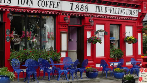 Irland-Portmagee-Coffee-Shop-Mit-Blauen-Stühlen