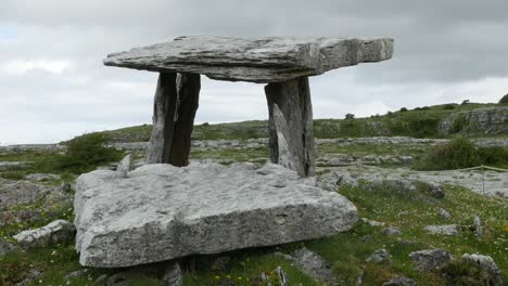 Irland-Poulnabrone-Dolmen-Mit-Steinplatte