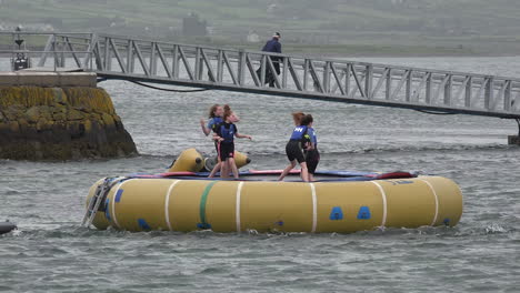 Irland-Ring-Von-Kerry-Kindern,-Die-Auf-Schwimmer-Mit-Mann-Auf-Brücke-Springen