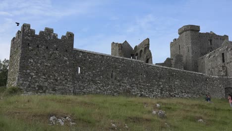 Irlanda-Roca-De-Cashel-Vista-Desde-Abajo