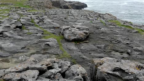 Irland-Der-Burren-Kalkstein-Am-Ufer-Kippen-Und-Zoomen