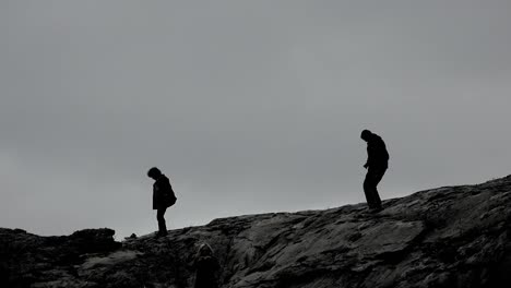 Irland-Der-Burren-Zu-Fuß-Auf-Einer-Klippe