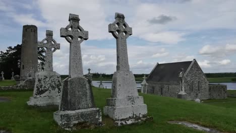 Irland-Clonmacnoise-Keltische-Kreuze-An-Einer-Heiligen-Stätte-Schwenken-Und-Zoomen