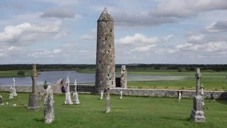 Irland-Clonmacnoise-Mccarthys-Tower-Am-Fluss-Shannon-Pan