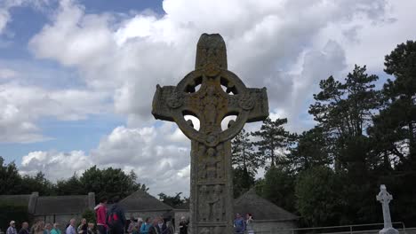 Irlanda-Clonmacnoise-Escritura-Cruz-Y-Nubes