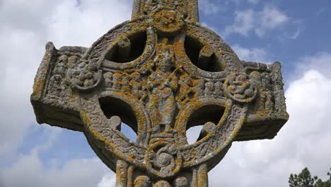 Irland-Clonmacnoise-Schrift-Hochkreuz-Mit-Christus