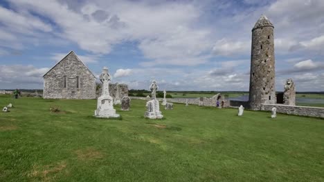 Irland-Clonmacnoise-Temple-Connor-Und-Mccarthys-Tower