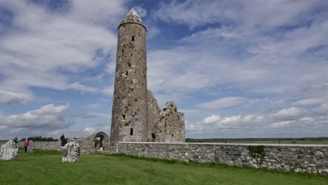 Irlanda-Clonmacnoise-Una-nube-de-sombras-cae-sobre-la-torre-Mccarthys