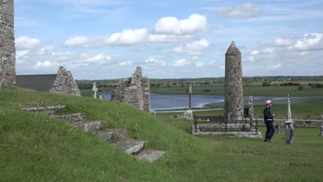 Irland-Clonmacnoise-Ein-Runder-Turm-Steht-Am-Shannon-Fluss