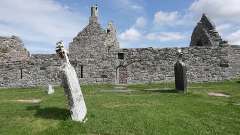 Irlanda-Clonmacnoise-Una-Lápida-Inclinada-Junto-A-La-Ruina-De-La-Catedral