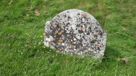 Irland-Clonmacnoise-Ein-Kleiner-Grabstein-Mit-Flechten-Bedeckt