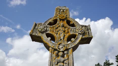 Irlanda-Clonmacnoise-Nubes-Pasan-La-Escritura-Cruz-Alta