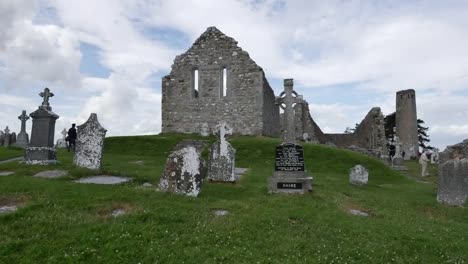 Irlanda-Clonmacnoise-Mirando-Más-Allá-Del-Cementerio-Hacia-La-Ruina-De-La-Catedral