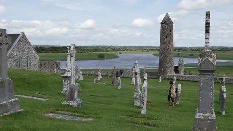 Irlanda-Clonmacnoise-Sitio-Monástico-Sobre-El-Río-Shannon-Pan-Y-Zoom