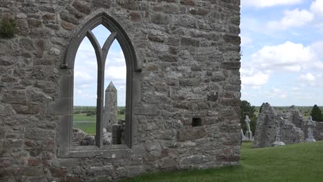 Irlanda-Torre-redonda-de-Clonmacnoise-a-través-de-una-ventana-gótica