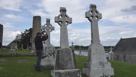 Irland-Clonmacnoise-Touristenfotos-Szene