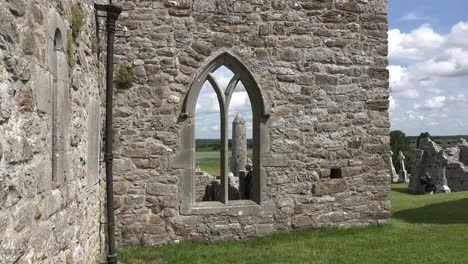 Irlanda-Clonmacnoise-Tower-a-través-de-una-ventana-gótica-en-el-sol