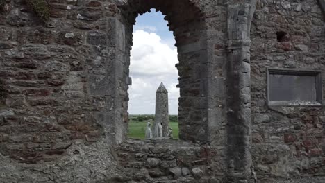 Irland-Clonmacnoise-Blick-Auf-Einen-Runden-Turm-Durch-Ein-Fenster