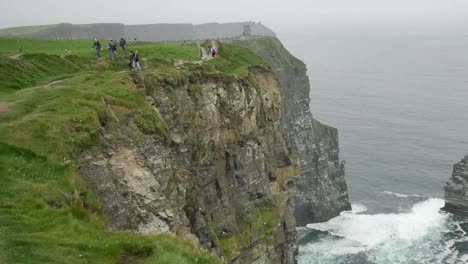 Irland-County-Clare-Menschen-Entlang-Eines-Pfades-An-Den-Klippen-Von-Moher-Herauszoomen