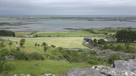 Condado-De-Irlanda-Clare-Sol-Y-Sombra-A-Través-Del-Estuario