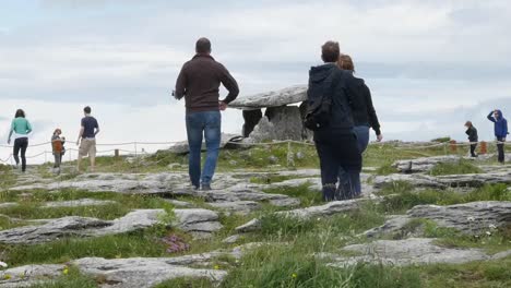 Irlanda-Del-Condado-De-Clare-Turistas-Caminan-Hacia-Un-Dolmen-Zoom-Y-Pan
