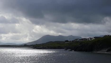 Irland-County-Galway-Dunkle-Wolken-Und-Sonne-Und-Wasser