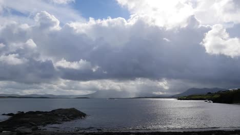 Irland-County-Galway-Dunkle-Wolken-Und-Sonne