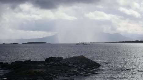 Irland-County-Galway-Dramatischer-Regen-In-Der-Ferne