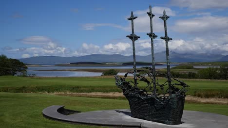 Estatua-Del-Barco-Ataúd-De-Mayo-Del-Condado-De-Irlanda