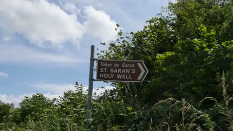 Irland-County-Offaly-Schild-Zum-Heiligen-Brunnen-Von-St.-Saran