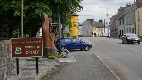 Irland-County-Offaly-Schild-Und-Verkehr-In-Banagher
