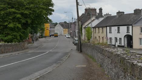 Irland-Grafschaft-Offaly-Kleinstadtstraße