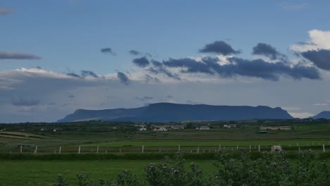 Irland-Grafschaft-Sligo-Benbulbin-Ganzer-Berg