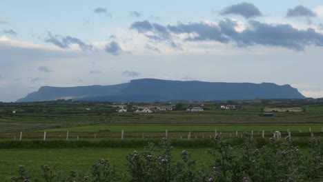 El-Condado-De-Irlanda-Sligo-Benbulbin-En-La-Distancia