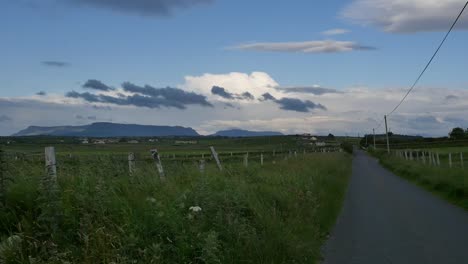 Condado-De-Irlanda-Sligo-Un-Camino-Rural-Con-Benbulbina-Distante