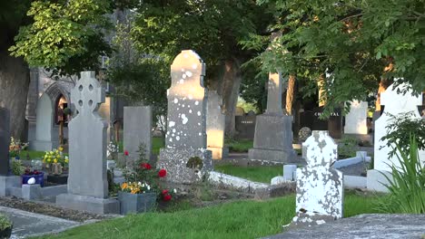Irland-County-Sligo-Grabsteine-Auf-Dem-Drumcliff-Friedhof-Vergrößern