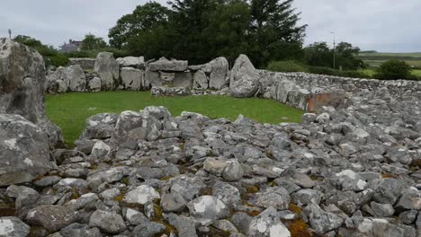 Irland-Creevykeel-Gericht-Grab-Weitwinkel-Eröffnungsschuss