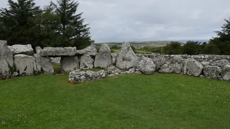 Irland-Creevykeel-Court-Grab-Mit-Küstenebene-Dahinter