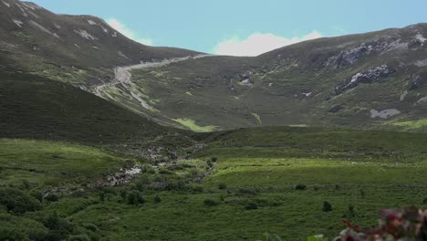 Irland-Croagh-Patrick-Pfad-Windet-Sich-Den-Berg-Hinauf